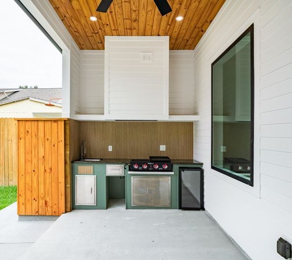 an outdoor kitchen